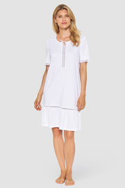 Frontalbild von Féraud Nachthemd Knielang