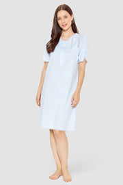 Frontalbild von Nachthemd mit Spitzendetails Biesen angeknöpft romantisch 100% Baumwolle