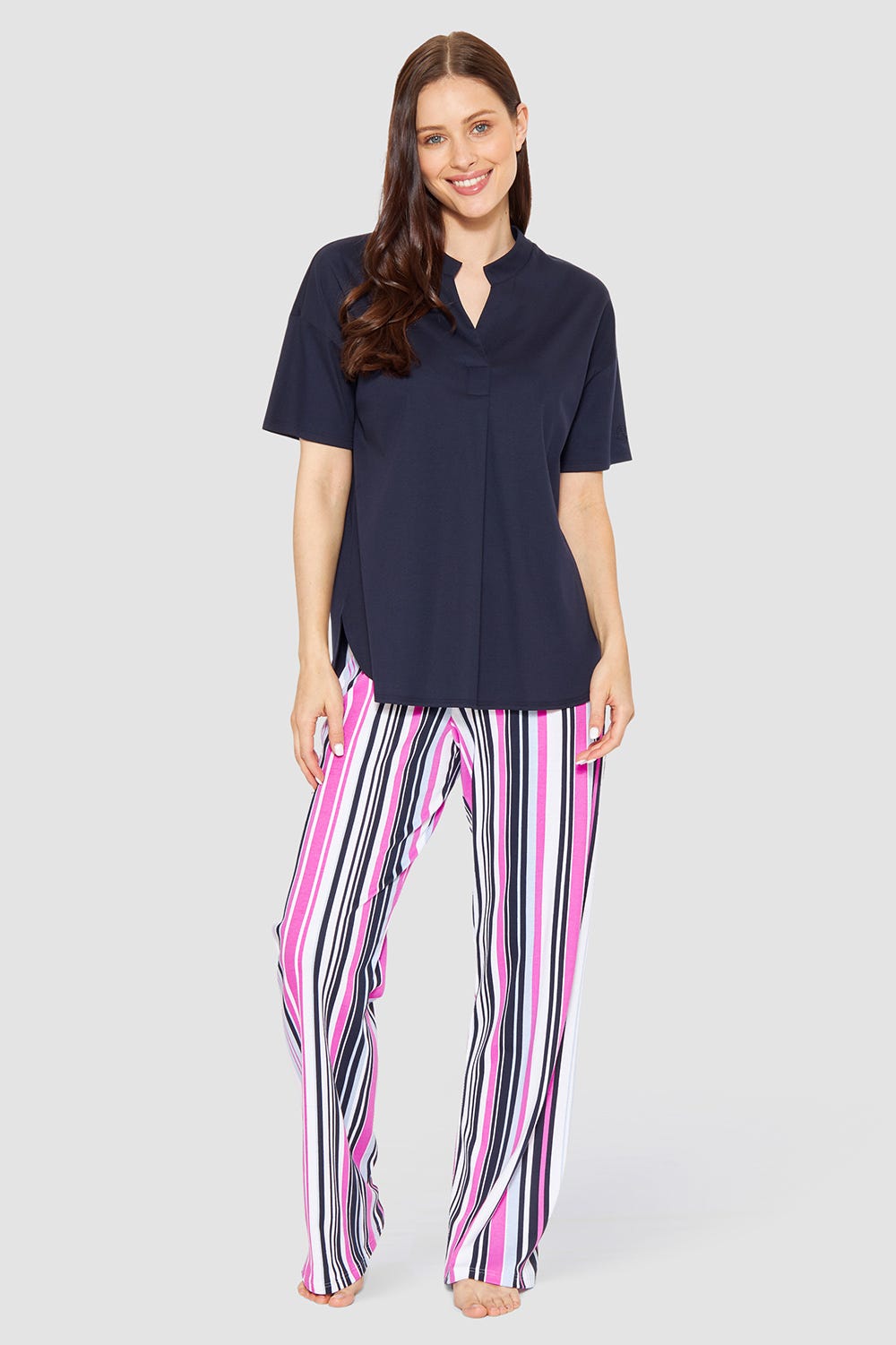 Frontalbild von Pyjama mit Multicolor-Streifenprint sportiv 100% Baumwolle