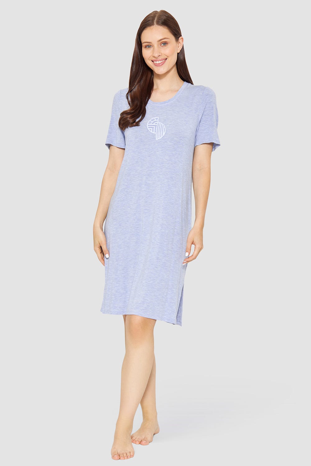 Frontalbild von Nachthemd mit Logo-Stickerei Blau-Melange Modal/Elasthan