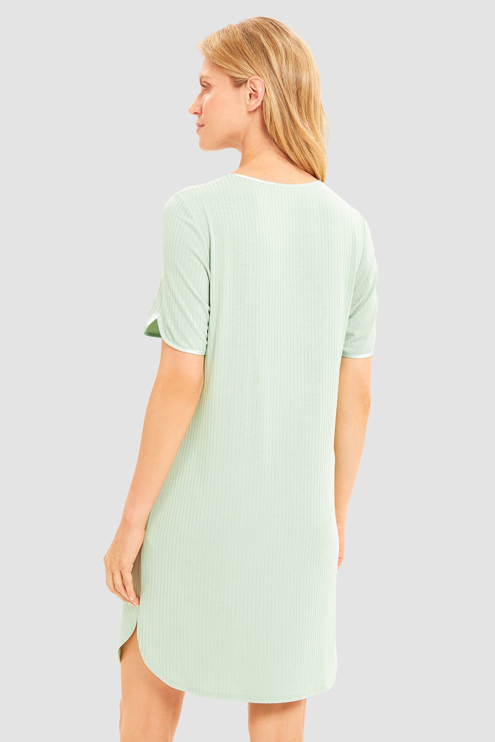 Rückansicht von Nachthemd Kurzarm aus leichter Rippware Hellgrün Viskose/Elasthan