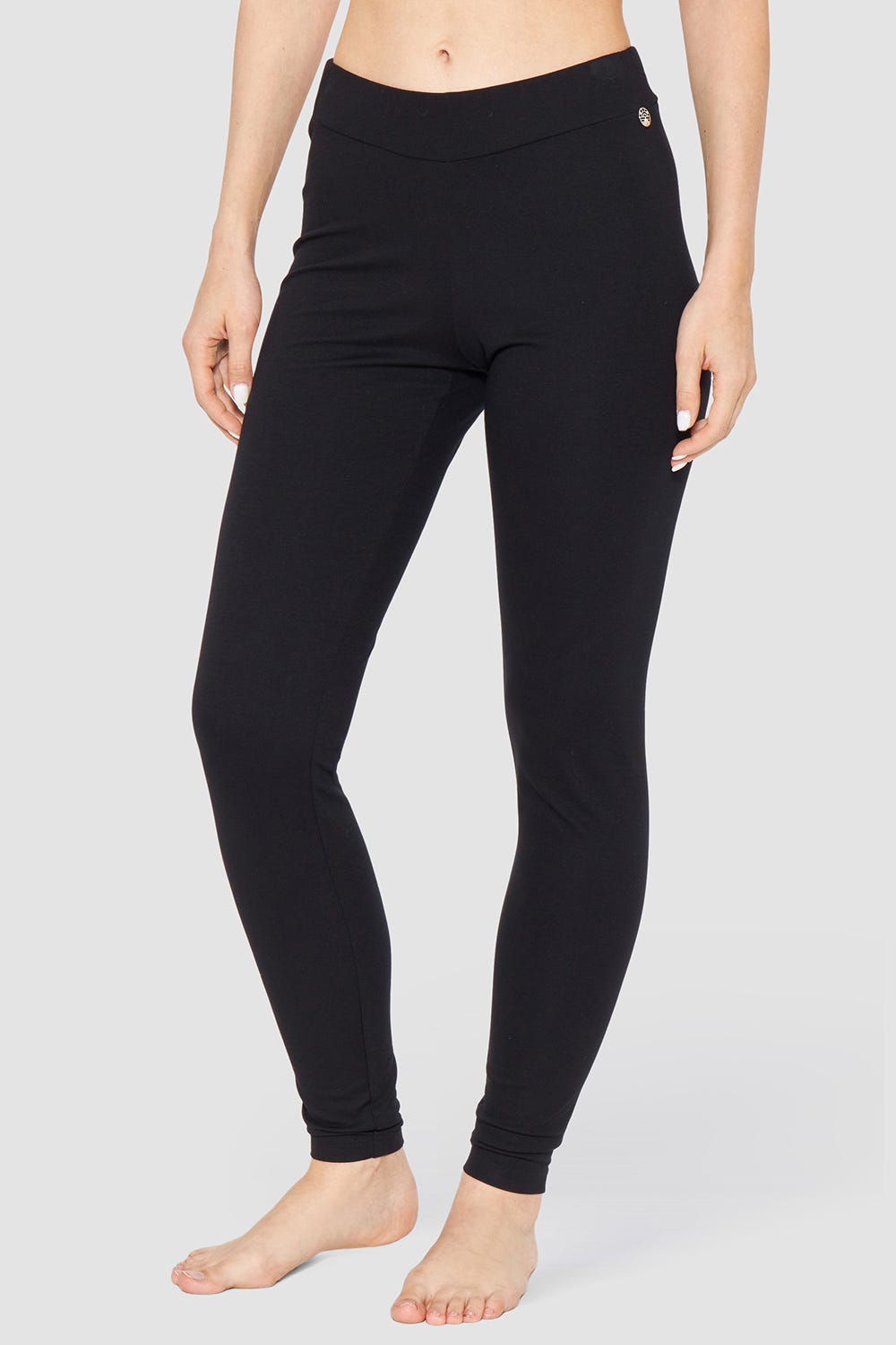 Frontalbild von Basic Leggings in Schwarz Logodetail Materialmix