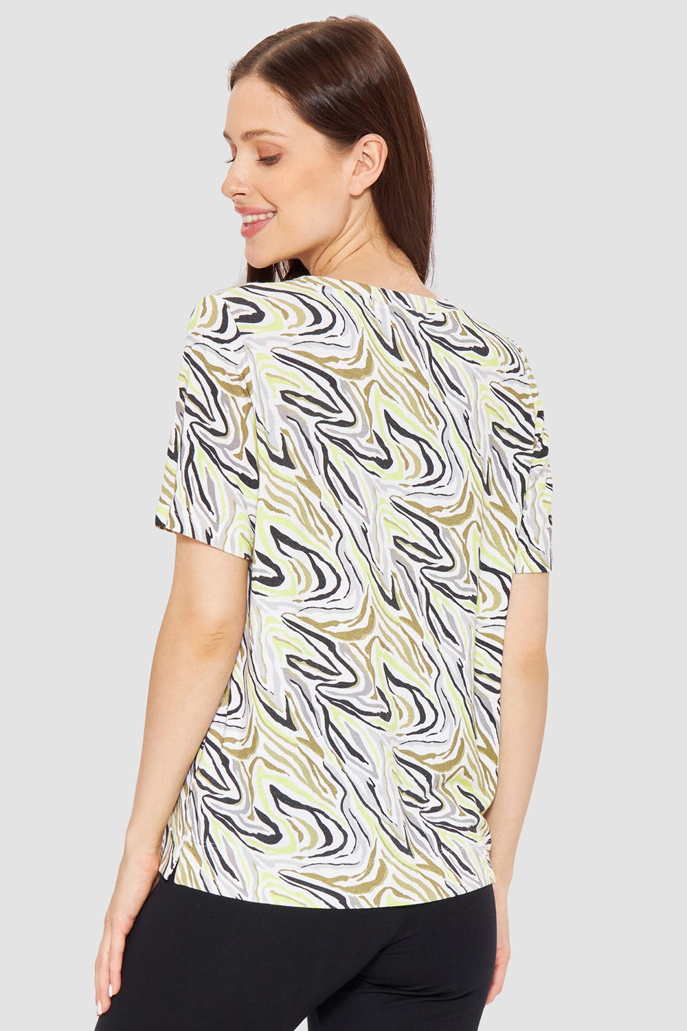 Rückansicht von T-Shirt im modernen Animalprint aus sommerlicher Strickware