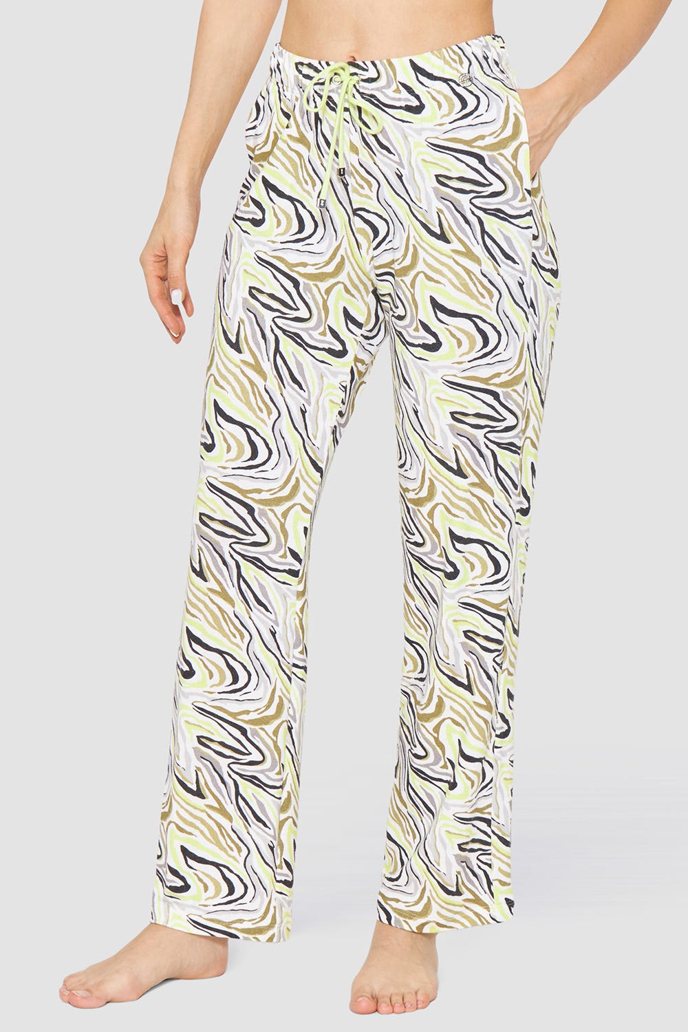 Frontalbild von Freizeithose im modernen Animalprint aus sommerlicher Strickware