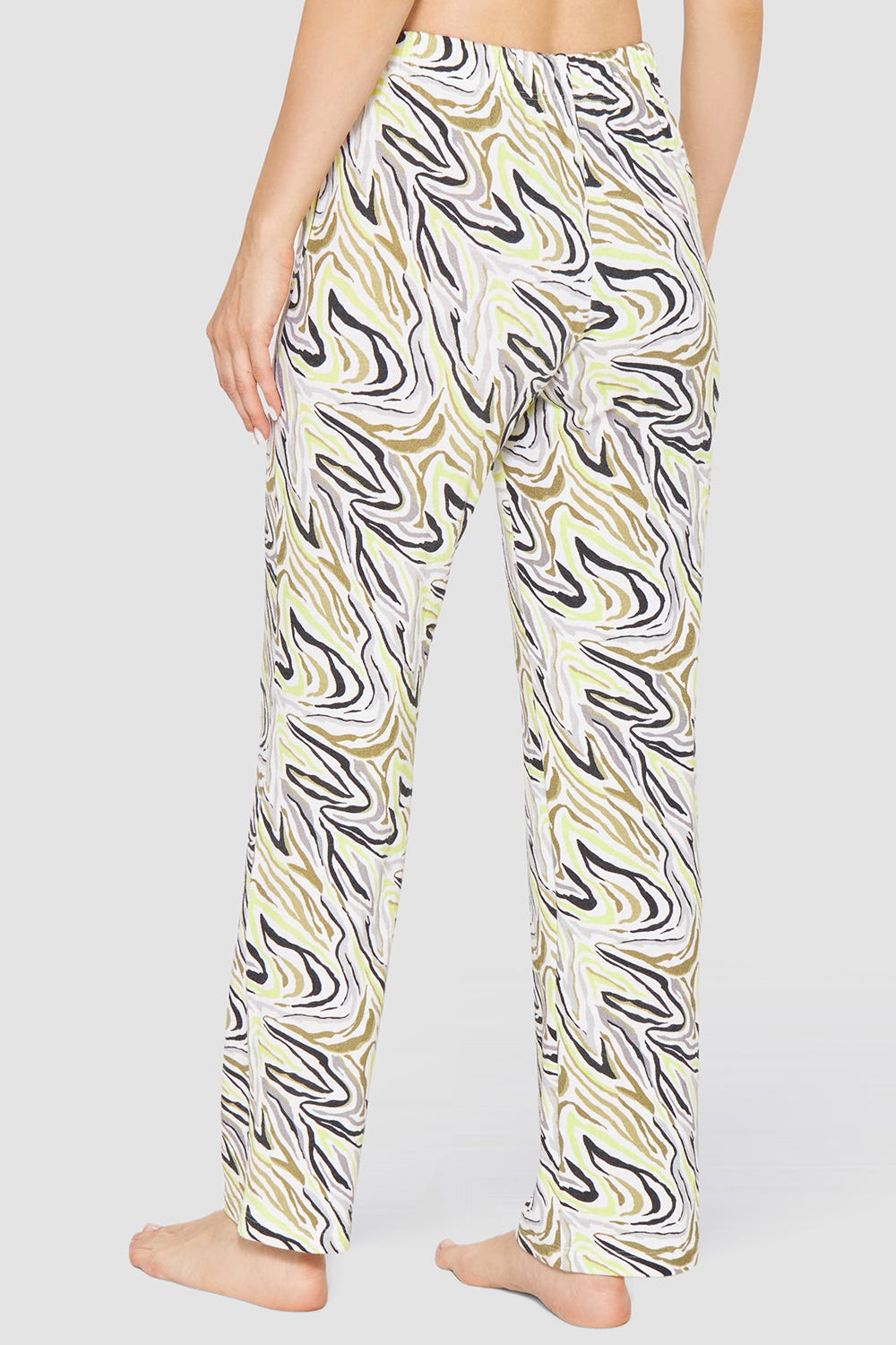 Rückansicht von Freizeithose im modernen Animalprint aus sommerlicher Strickware