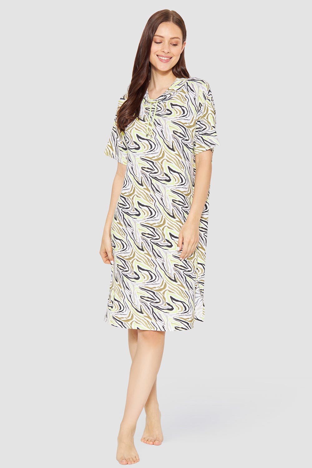 Frontalbild von Freizeitkleid im modernen Animalprint aus sommerlicher Strickware