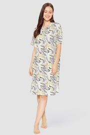 Frontalbild von Freizeitkleid im modernen Animalprint aus sommerlicher Strickware