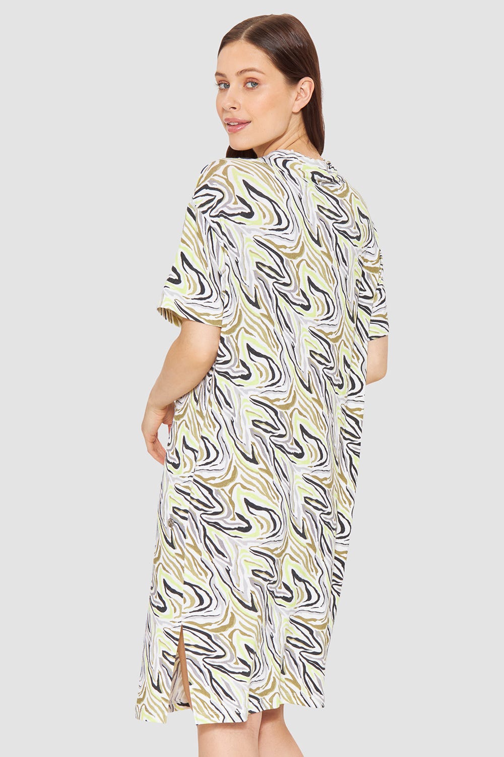 Rückansicht von Freizeitkleid im modernen Animalprint aus sommerlicher Strickware