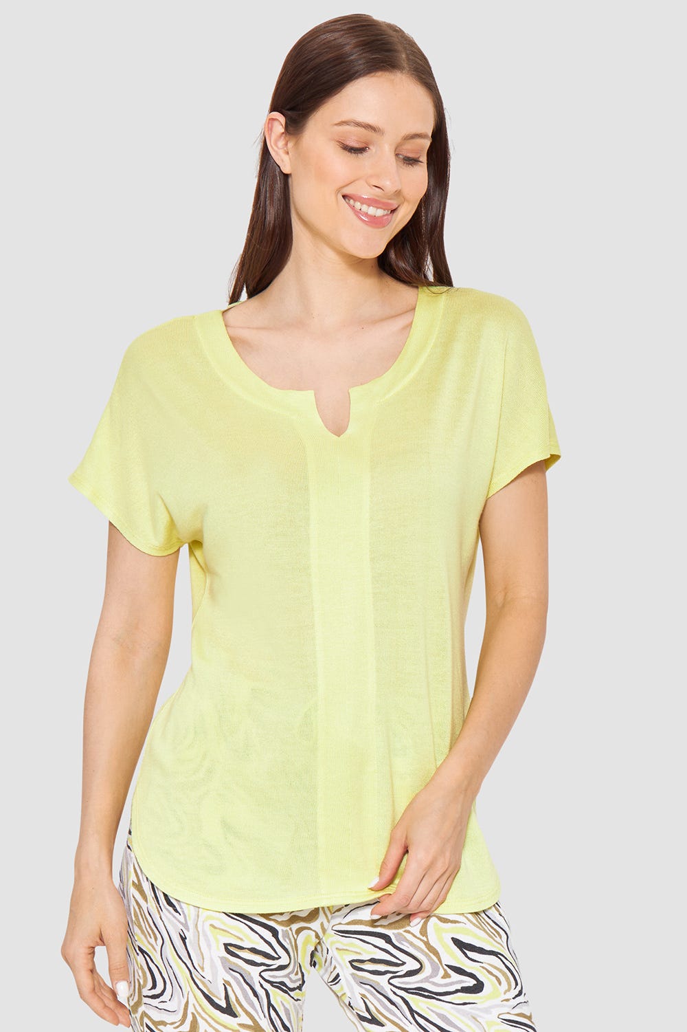 Frontalbild von T-Shirt in Limettengrün aus sommerlicher Strickware