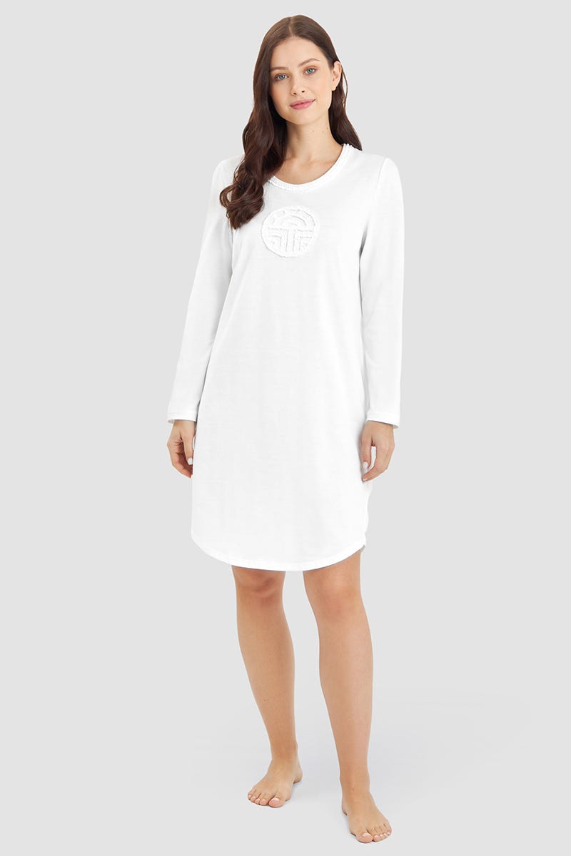 Frontalbild von Nachthemd mit romantisch gerüschtem Logo 100% Baumwolle