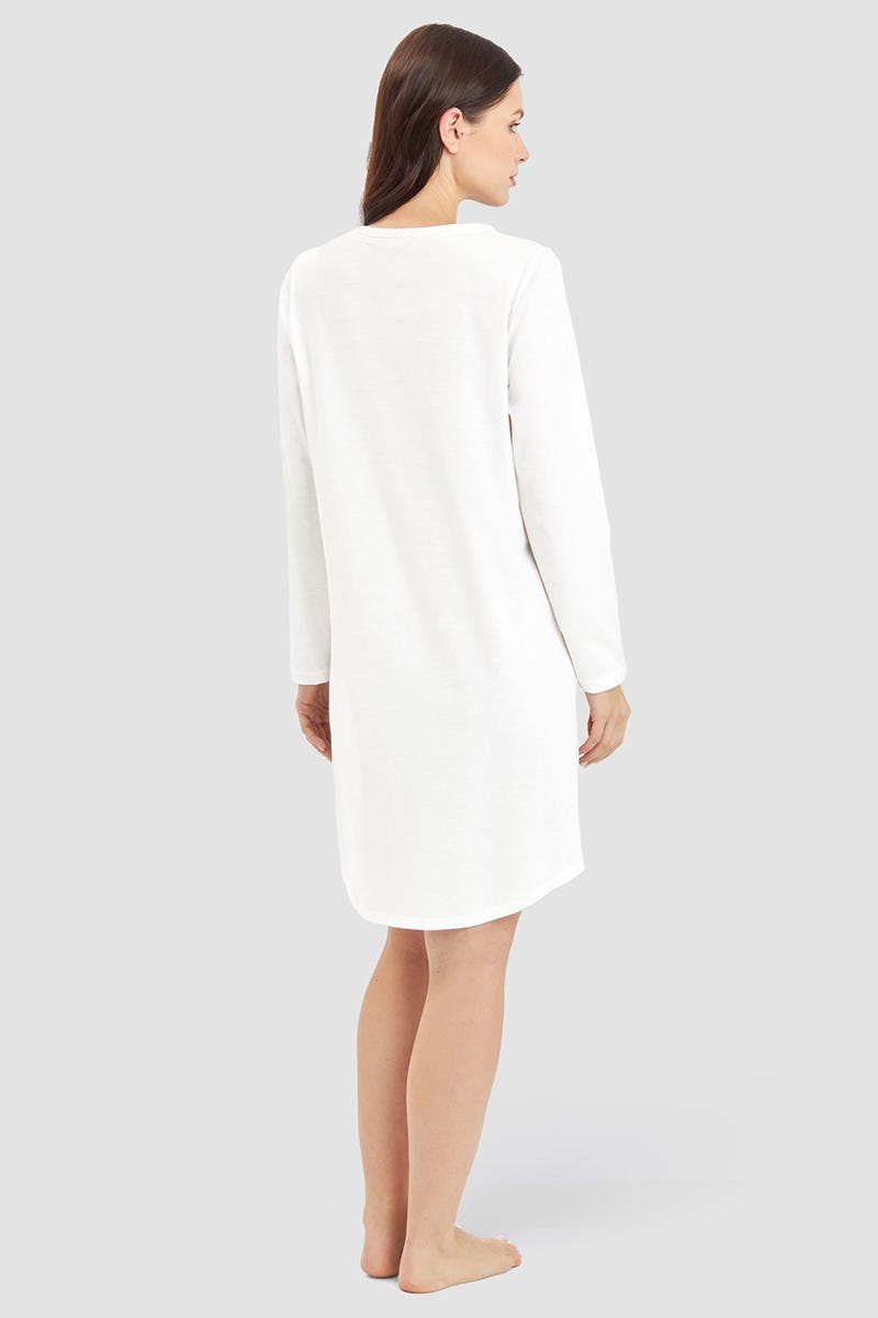 Rückansicht von Nachthemd mit romantisch gerüschtem Logo 100% Baumwolle