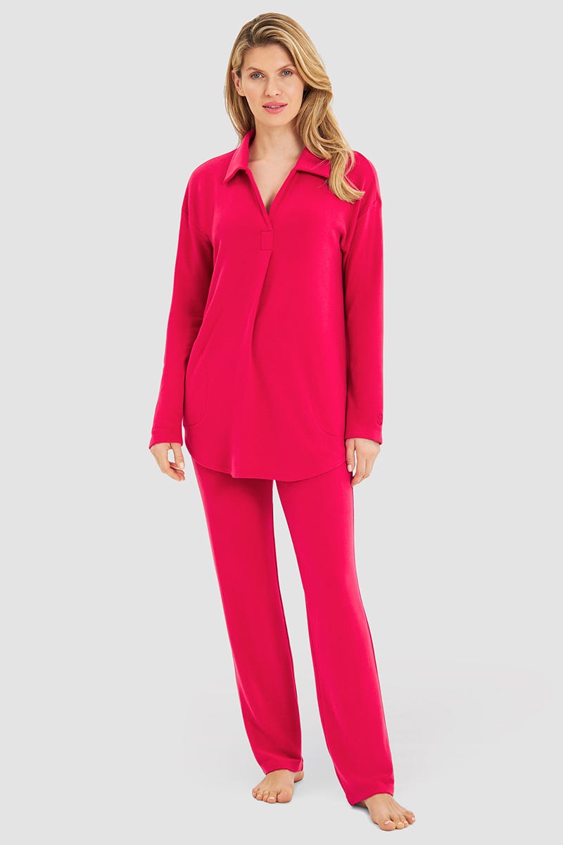 Frontalbild von Hausanzug aus Strick in Himbeere Materialmix