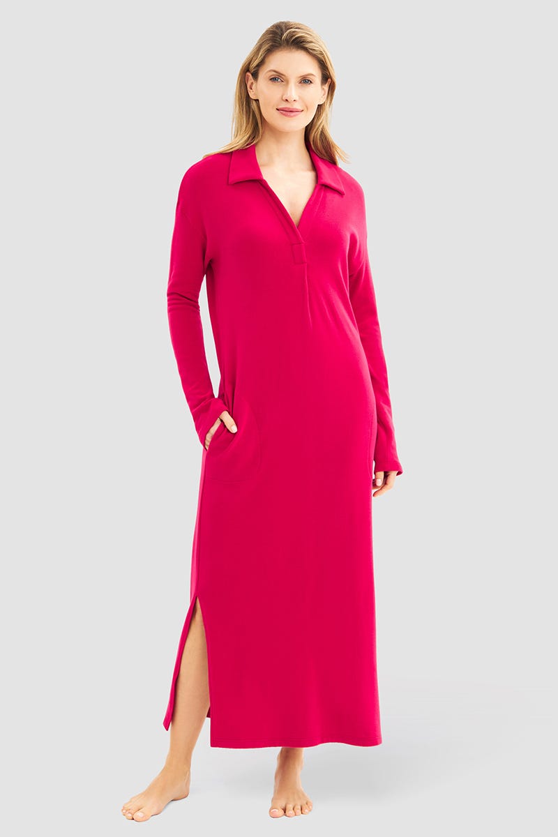 Frontalbild von Hauskleid aus Strick in Himbeere Materialmix