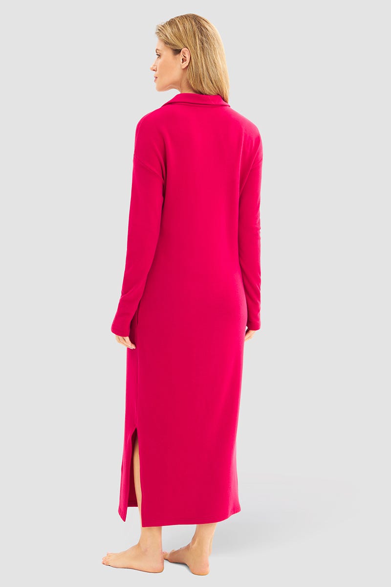 Rückansicht von Hauskleid aus Strick in Himbeere Materialmix