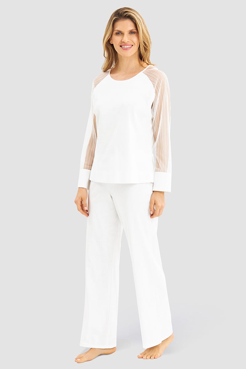 Frontalbild von Pyjama mit eleganten Spitzendetails am Ärmel 100% Baumwolle