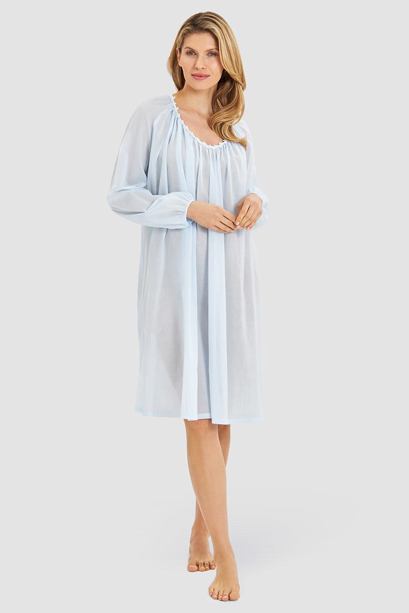 Frontalbild von Nachthemd mit romantischen Stickereien duftiger Voile 100% Baumwolle