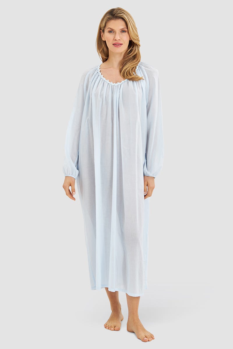 Frontalbild von Nachthemd mit romantischen Stickereien duftiger Voile Maxi-Länge 100% Baumwolle