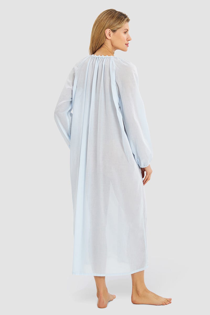 Rückansicht von Nachthemd mit romantischen Stickereien duftiger Voile Maxi-Länge 100% Baumwolle