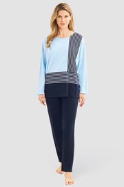 Frontalbild von Pyjama mit Flächenteiler-Muster Materialmix