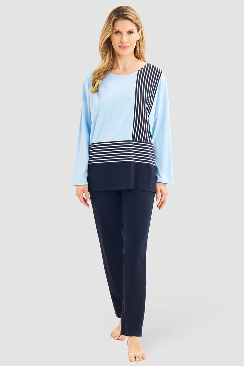 Frontalbild von Pyjama mit Flächenteiler-Muster Materialmix