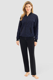 Frontalbild von Hausanzug aus Strickware mit Logo-Steppjacke Materialmix