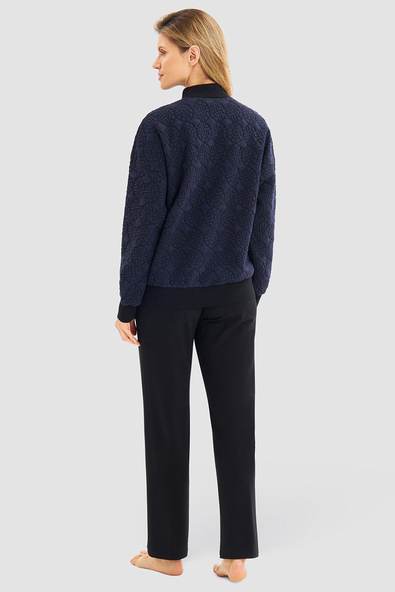 Rückansicht von Hausanzug aus Strickware mit Logo-Steppjacke Materialmix