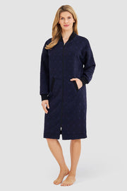 Frontalbild von Morgenmantel aus Strickware mit Logo-Stepp Materialmix