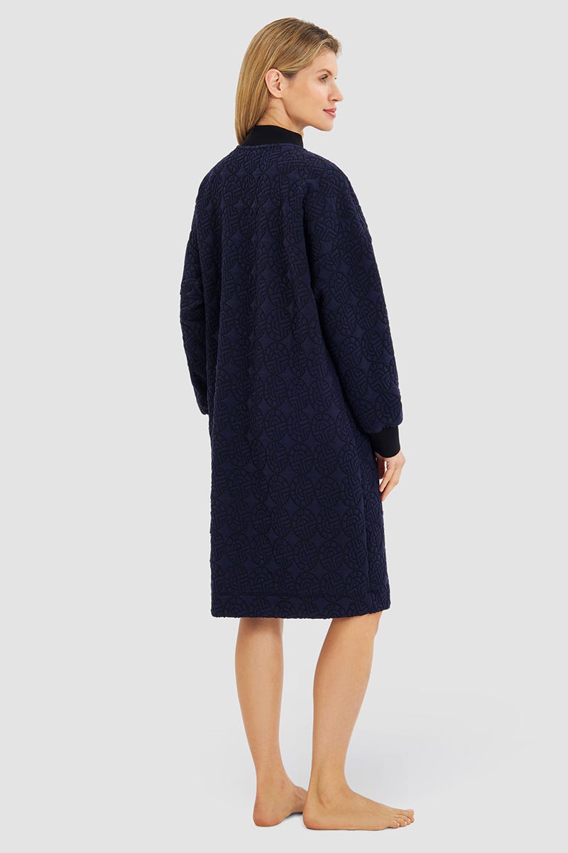 Rückansicht von Morgenmantel aus Strickware mit Logo-Stepp Materialmix