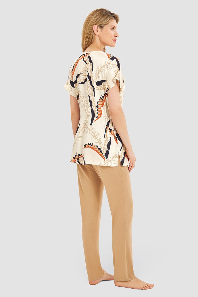 Rückansicht von Pyjama im herbstlichen Blätter-Druck Webware 100% Viskose