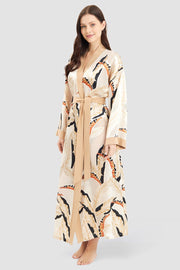 Frontalbild von Morgenmantel Maxi-Länge im herbstlichen Blätter-Druck Webware 100% Viskose