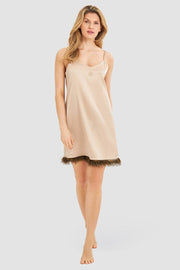 Frontalbild von Nachtkleid mit Straußen-Federn und Strass-Logo Webware Seide/Elasthan