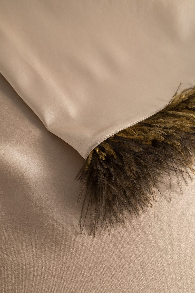 Detailbild 2 von Nachtkleid mit Straußen-Federn und Strass-Logo Webware Seide/Elasthan