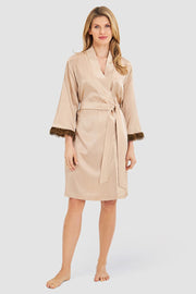 Frontalbild von Morgenmantel mit Straußen-Federn und Strass-Logo Webware Seide/Elasthan