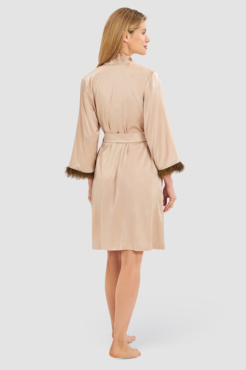 Rückansicht von Morgenmantel mit Straußen-Federn und Strass-Logo Webware Seide/Elasthan