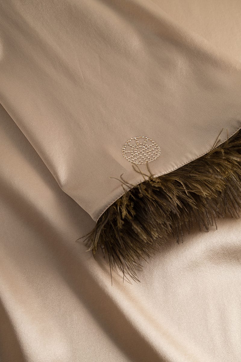 Detailbild 2 von Morgenmantel mit Straußen-Federn und Strass-Logo Webware Seide/Elasthan