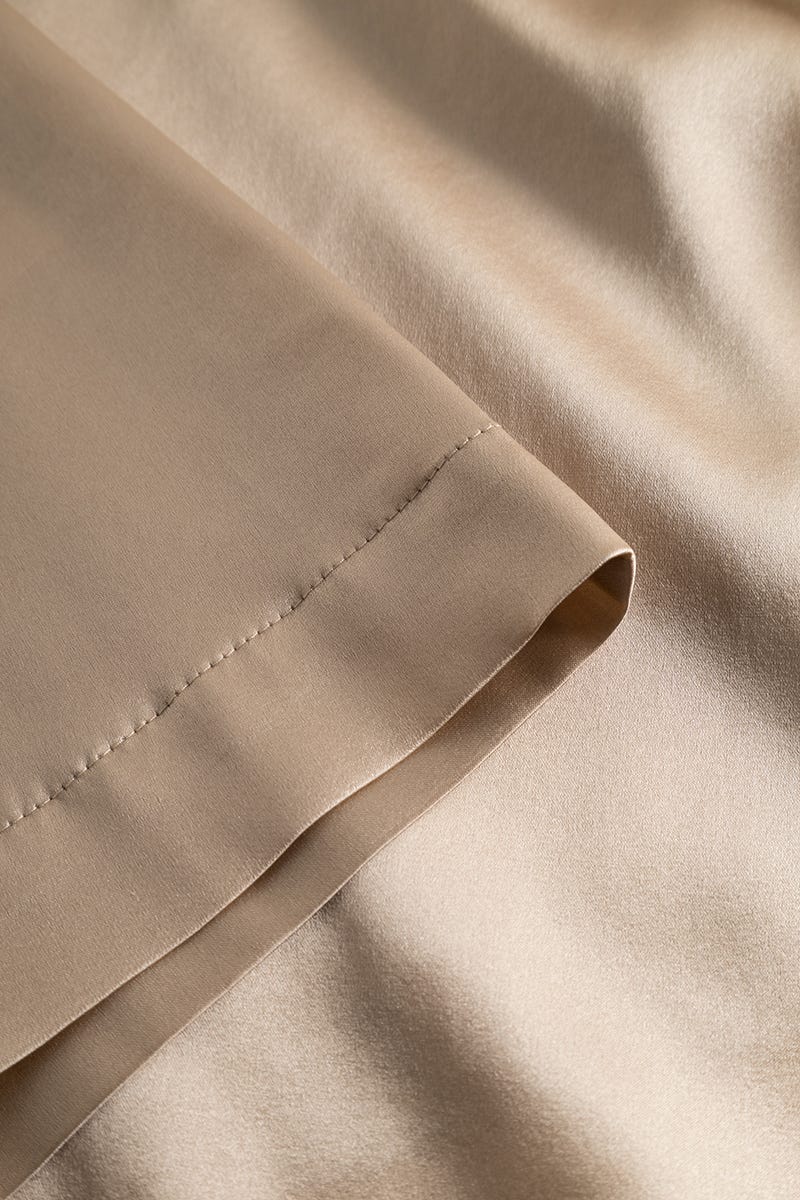 Detailbild 3 von Morgenmantel mit Straußen-Federn und Strass-Logo Webware Seide/Elasthan