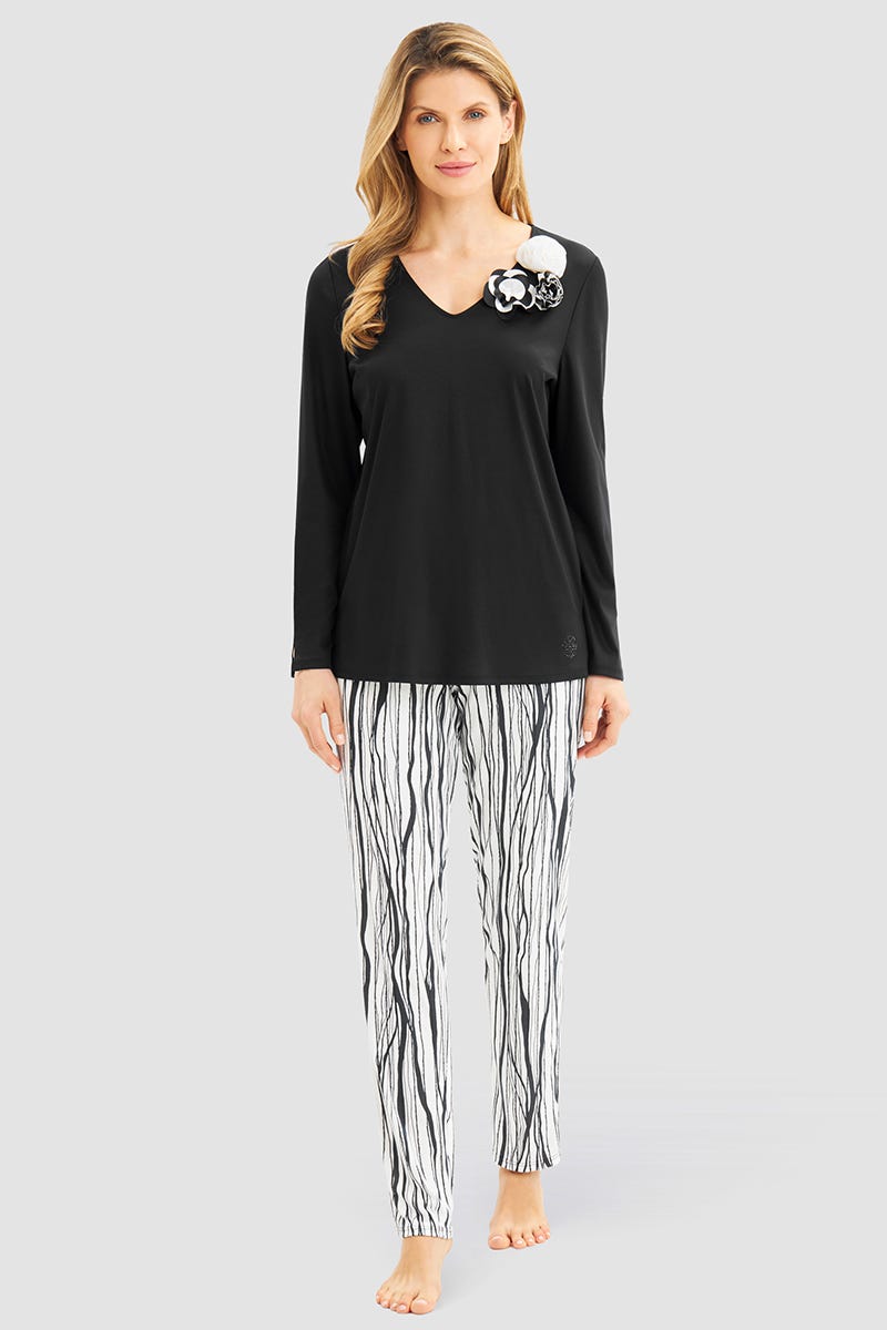 Frontalbild von Pyjama mit Streifendruck und Blumendetail aus Chiffon 100% Modal