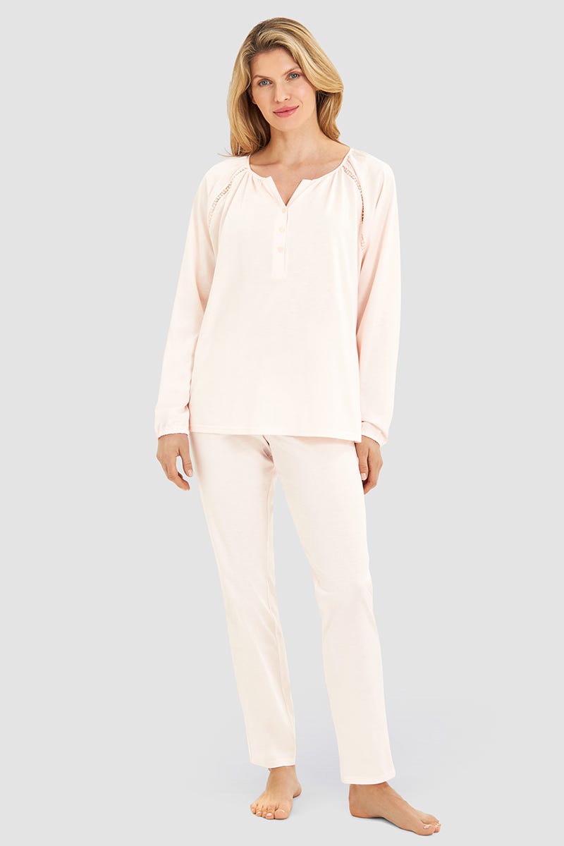 Frontalbild von Pyjama mit romantischen Stickereieinsätzen 100% Baumwolle