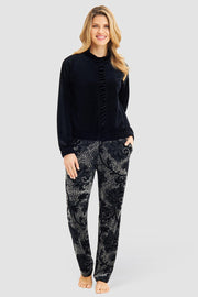 Frontalbild von Hausanzug mit Ornamentdruck in Samt-Optik Materialmix