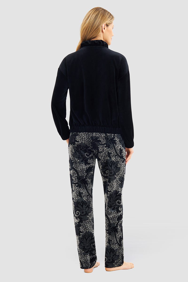 Rückansicht von Hausanzug mit Ornamentdruck in Samt-Optik Materialmix