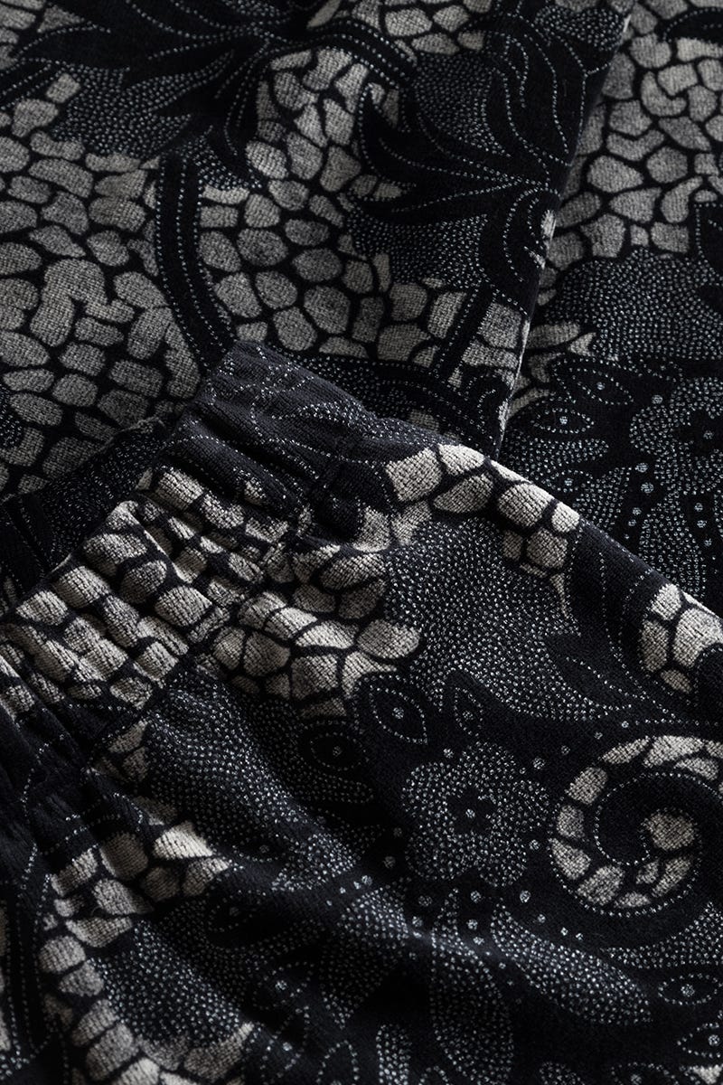 Detailbild 3 von Hausanzug mit Ornamentdruck in Samt-Optik Materialmix