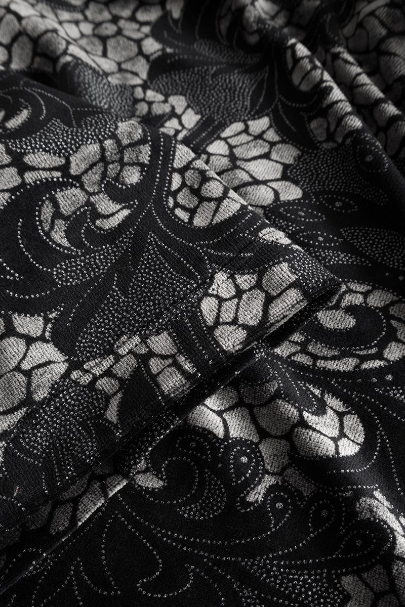 Detailbild 3 von Morgenmantel mit Ornamentdruck in Samt-Optik Materialmix
