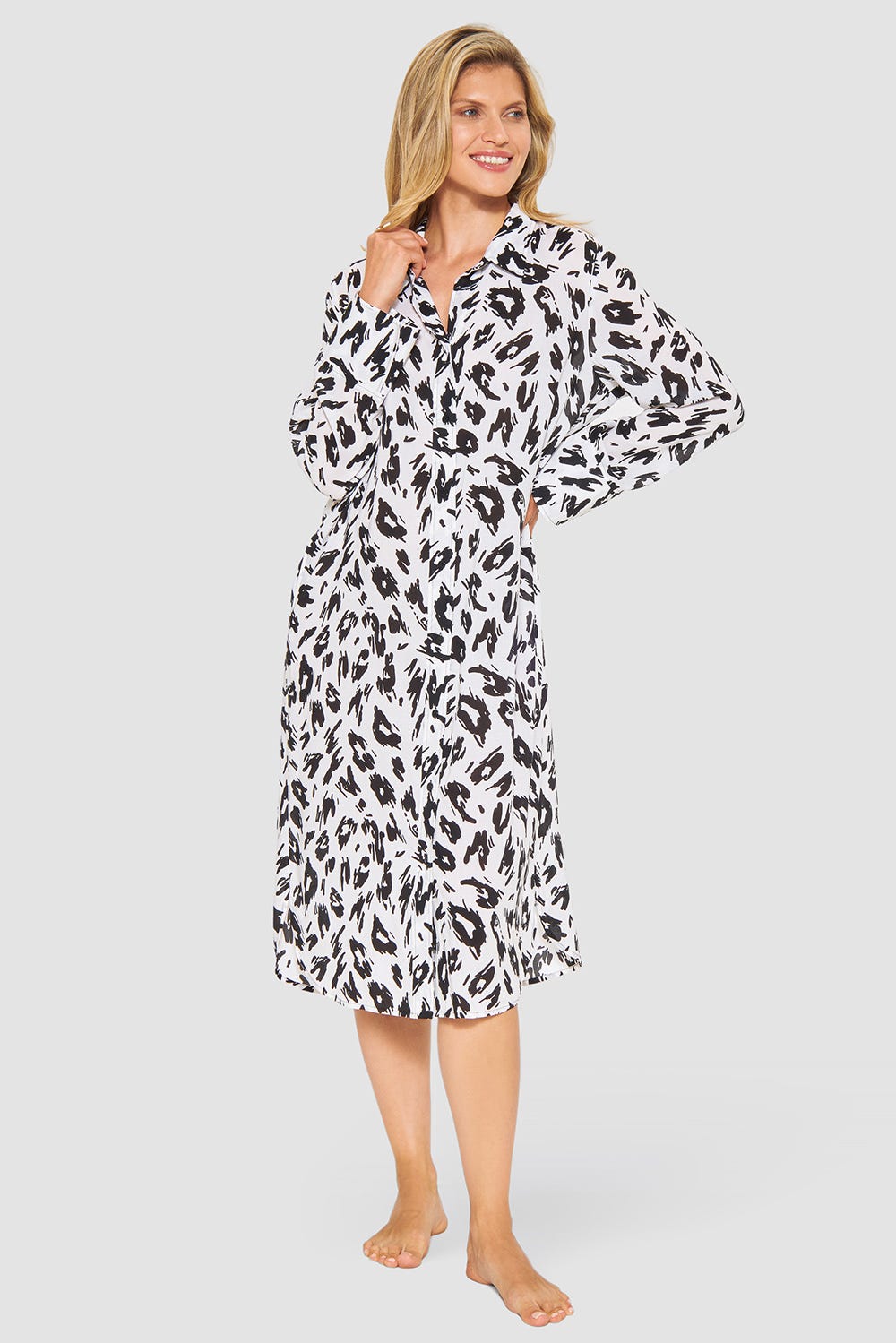Frontalbild von Strandkleid Langarm im Animalprint Leo Schwarz-Weiß aus Webware Oversize