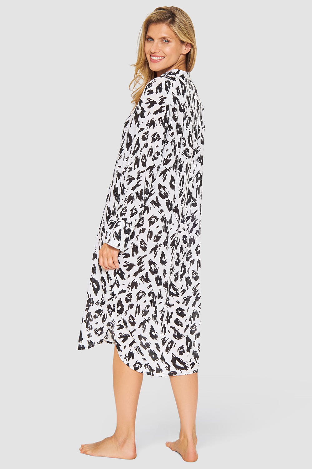 Rückansicht von Strandkleid Langarm im Animalprint Leo Schwarz-Weiß aus Webware Oversize