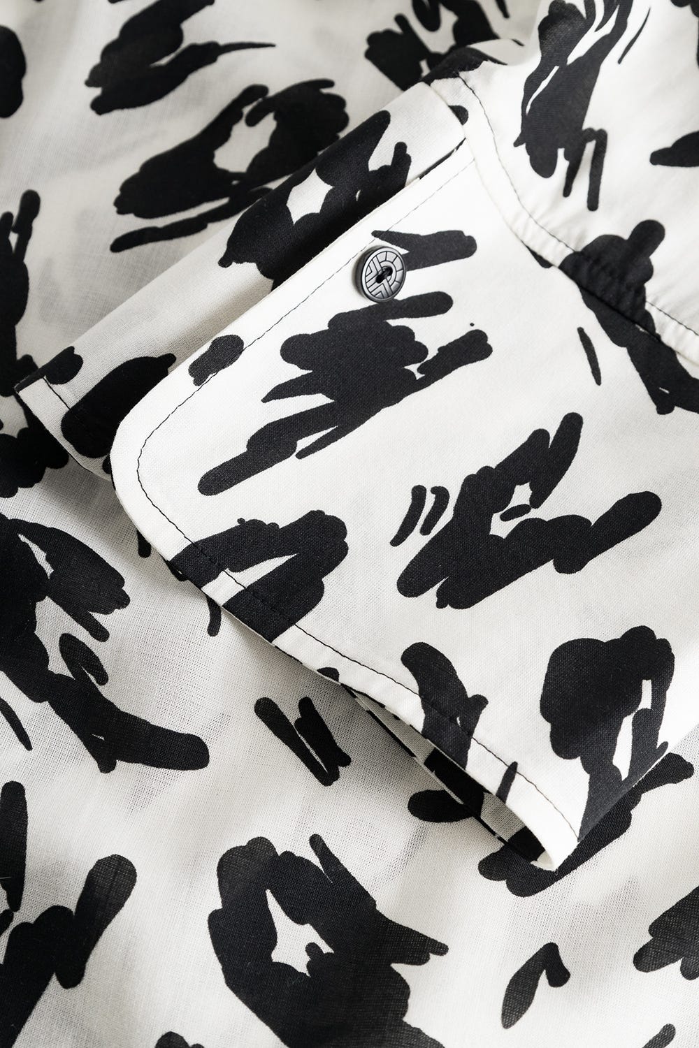 Detailbild 2 von Strandkleid Langarm im Animalprint Leo Schwarz-Weiß aus Webware Oversize