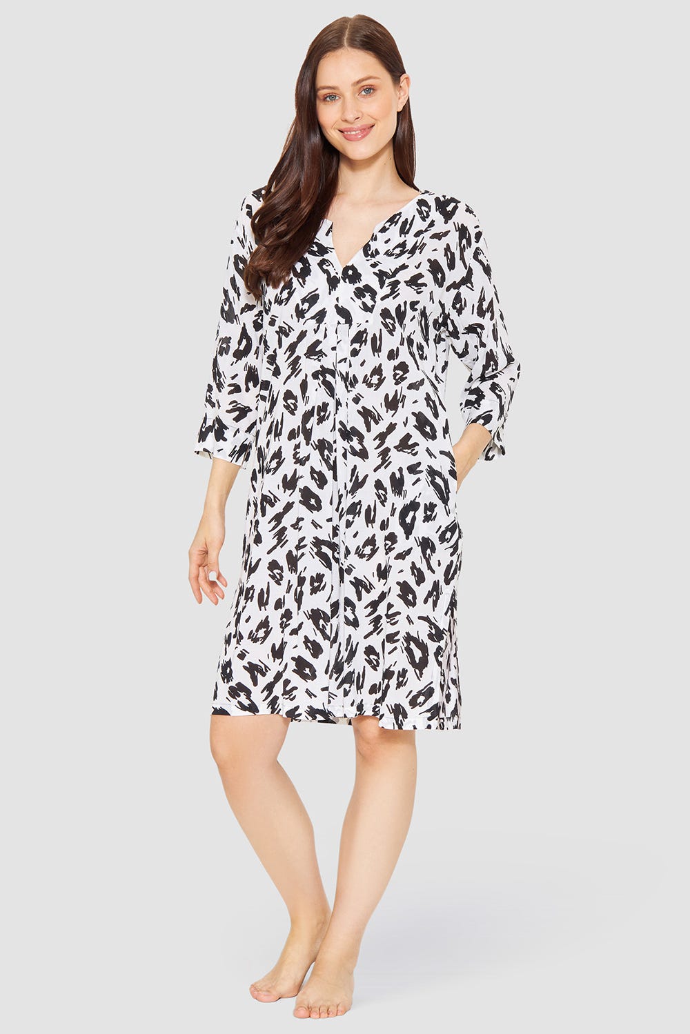 Frontalbild von Strandkleid im Animalprint Leo Schwarz-Weiß aus Webware