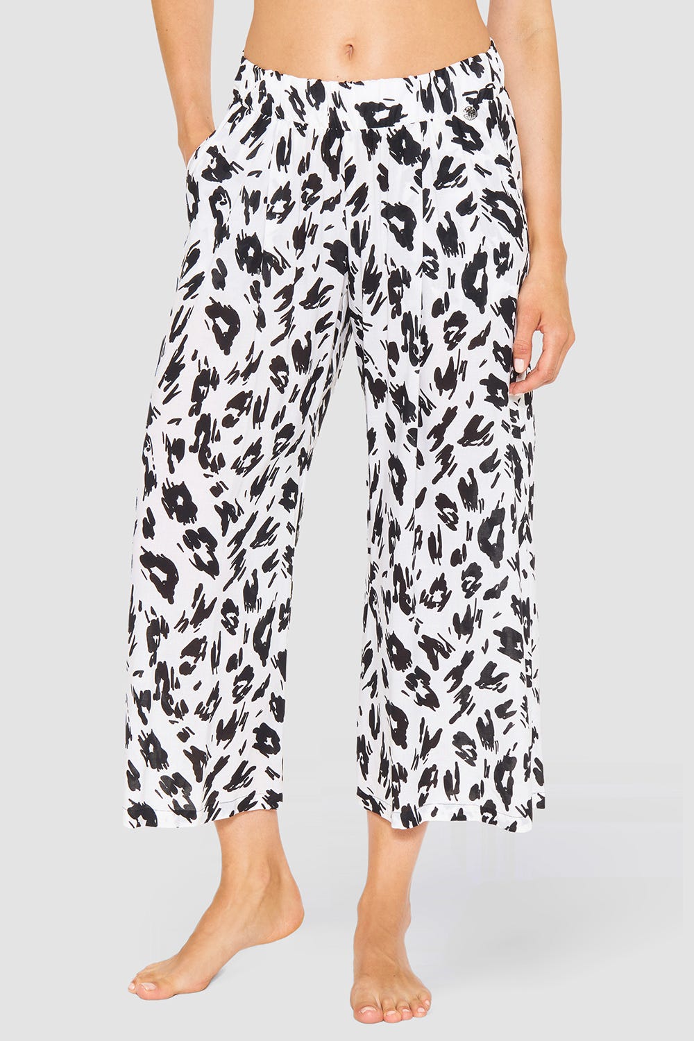 Frontalbild von 7/8-Strandhose im Animalprint Leo Schwarz-Weiß aus Webware Culottes