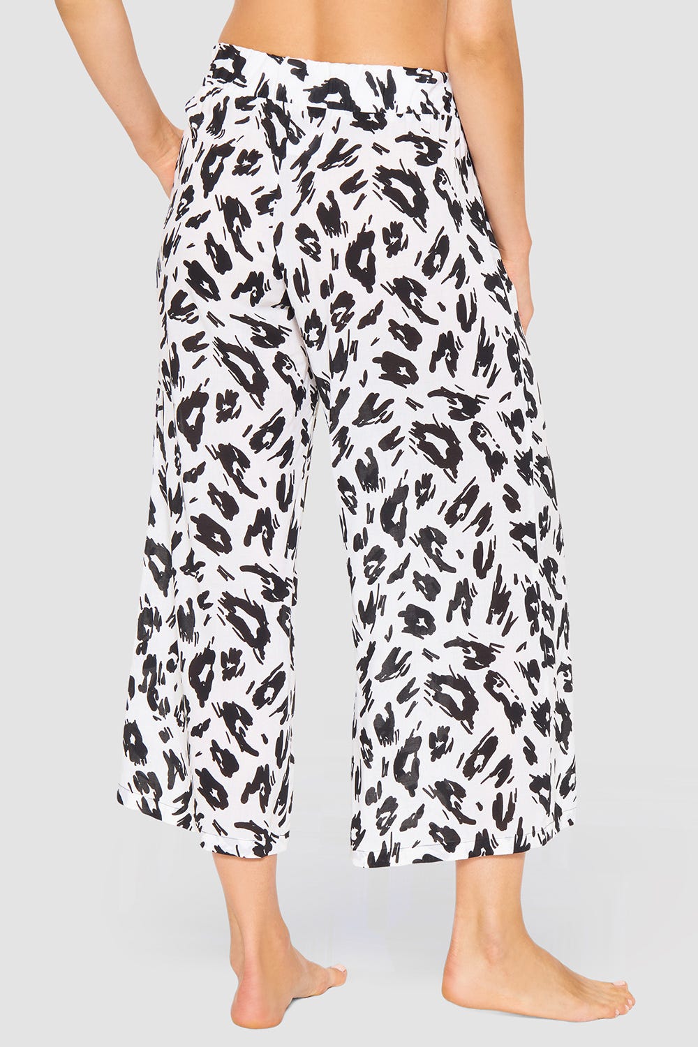 Rückansicht von 7/8-Strandhose im Animalprint Leo Schwarz-Weiß aus Webware Culottes