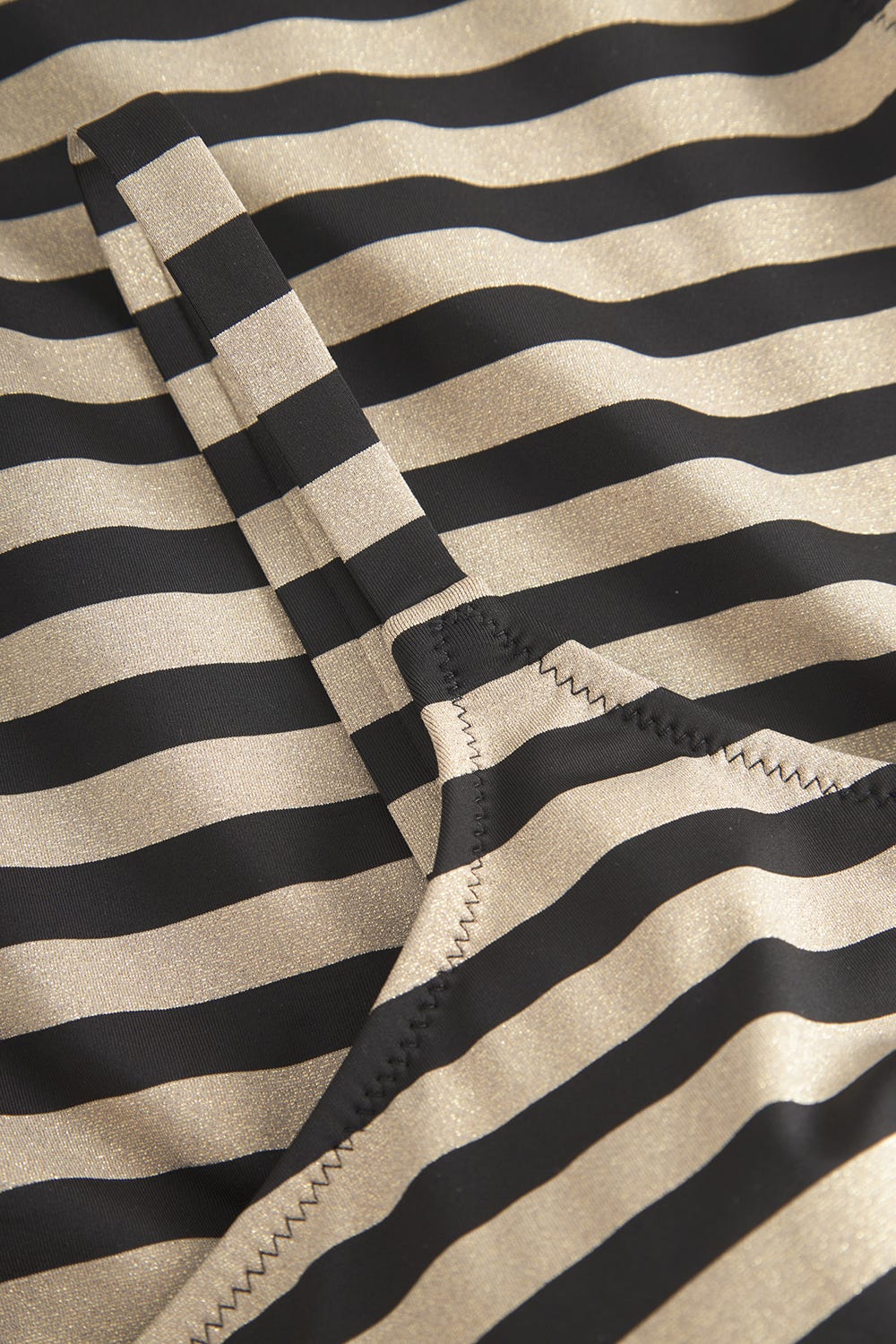 Detailbild 1 von Badeanzug im Ringeldruck mit Schimmer-Effekt Schwarz-Gold