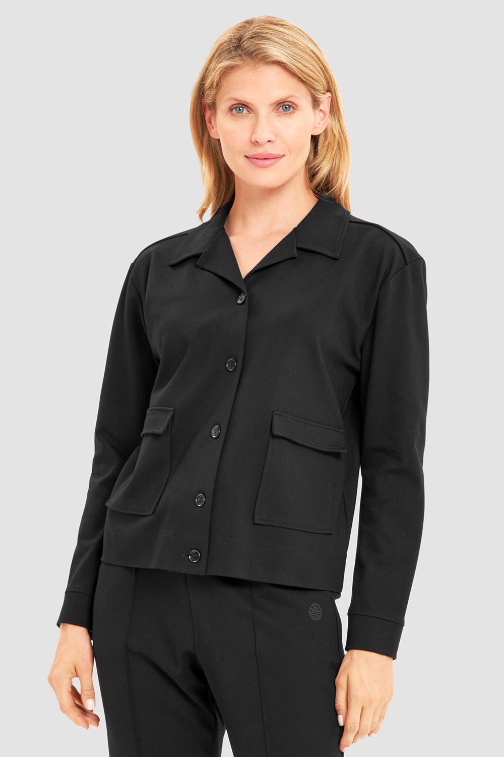 Frontalbild von Freizeitjacke mit Knopfleiste Taschen Schwarz 